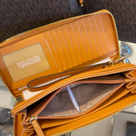 MICHAEL KORS
Leather Continental Wristlet Phone Case Wallet 
Sider
NWT - Picture 11 of 16